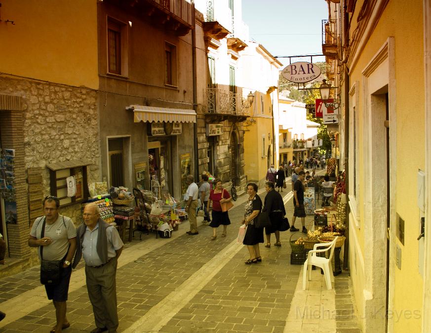 IMG_1295 copy.jpg - Early Morning Shopping in Caramanico